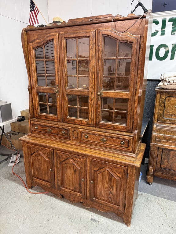 AMERICAN DREW CHINA CABINET