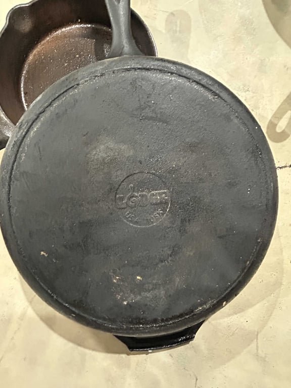 Box of 6 pieces of cast iron skillets - Image 3