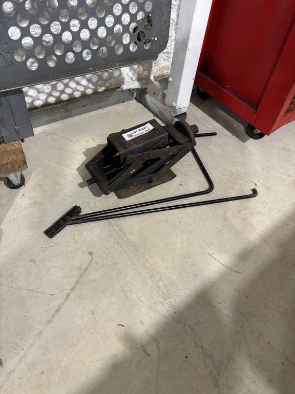 Scissor jack