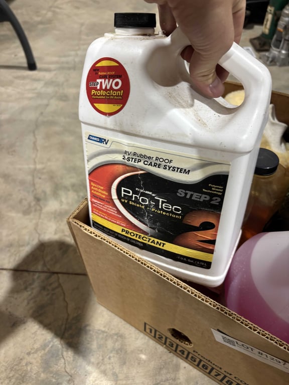 Box antifreeze, car care supplies, bar & chain oil - Image 3