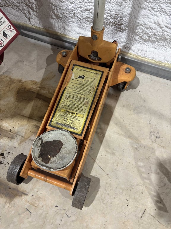 Central Hydraulic 2 1/4 ton floor jack - Image 2