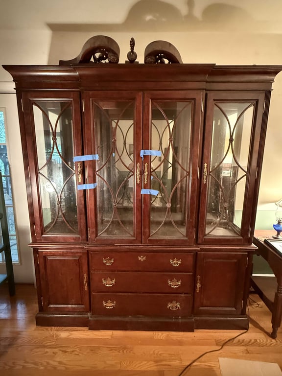 THOMASVILLE CHIPPENDALE STYLE CHINA CABINET