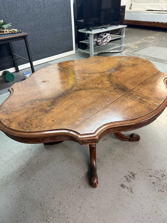 19TH CENTURY VICTORIAN BURR WALNUT SERPENTINE TABLE