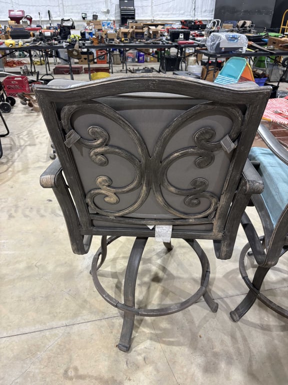 Two outdoor patio swivel chairs - Image 4