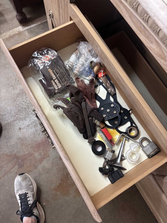 6 drawer dresser and contents - Image 8