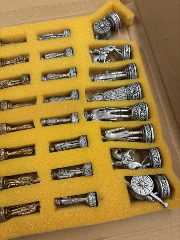 Plastic chess pieces - Image 3