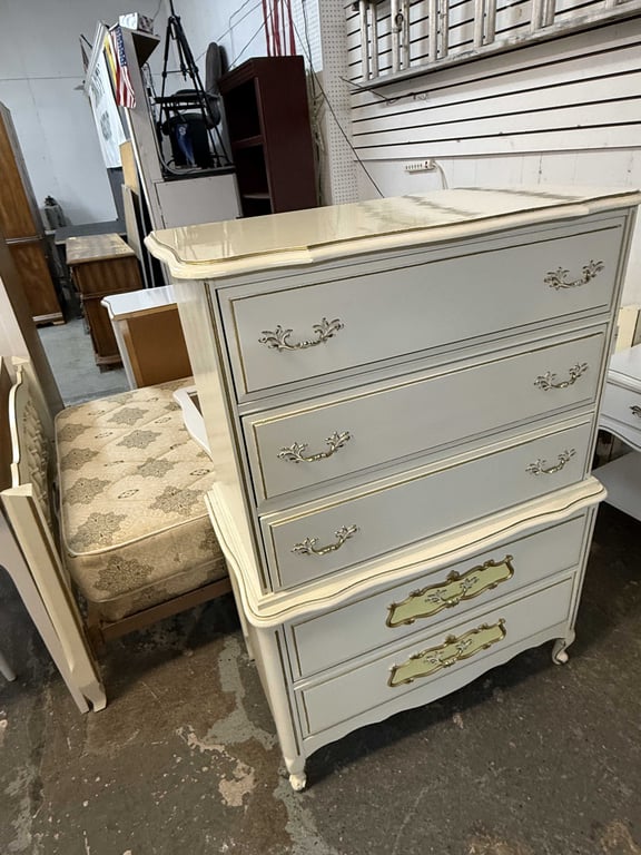 6 PC WHITE PROVENCIAL BEDROOM SUITE W/TWIN BED - Image 4