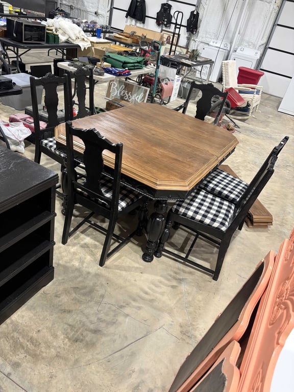 Image for Dining table w/ 6 chairs