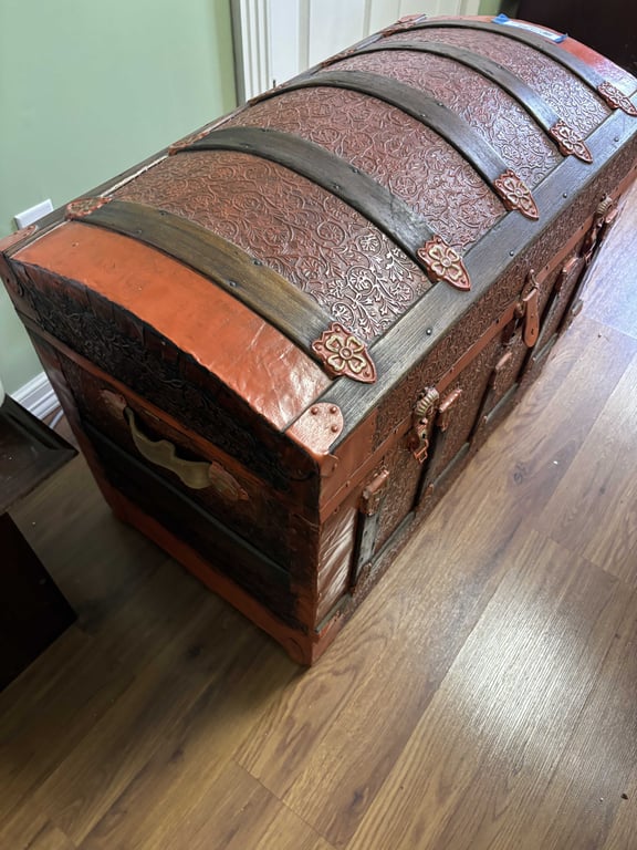Vintage Chest - Image 2