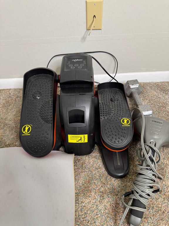 Putnan elliptical, mat, dumbbells, massager - Image 3