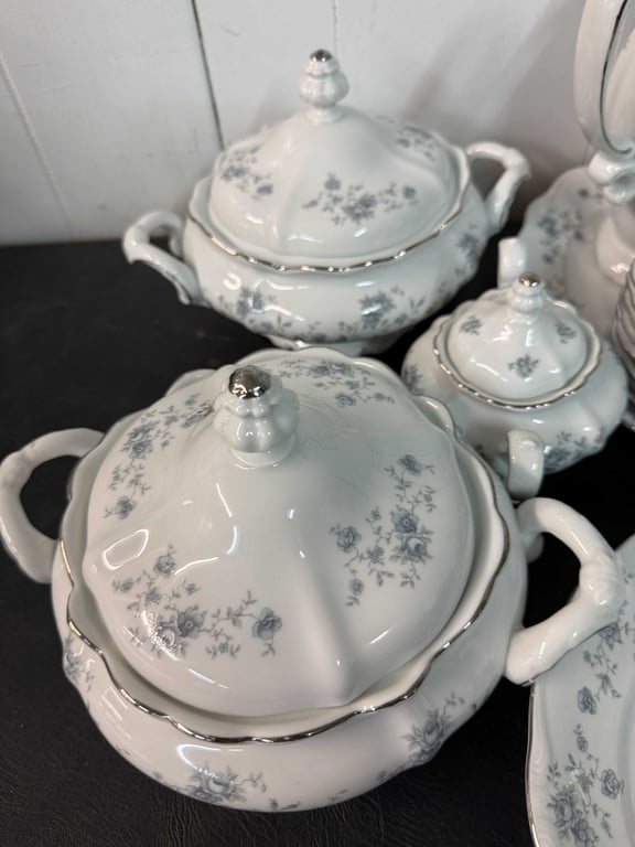 56 PCS. JOHANN HAVILAND BLUE GARLAND FINE CHINA - Image 4