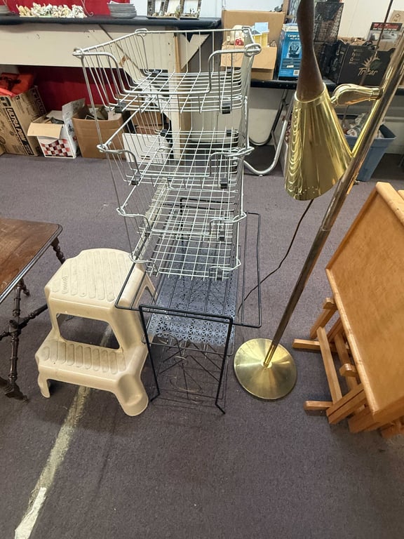 GROUPING OF WIRE SHELVING & STEP STOOL