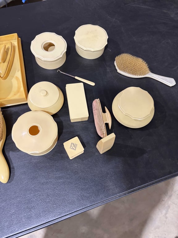 Vintage Vanity Set - Image 4