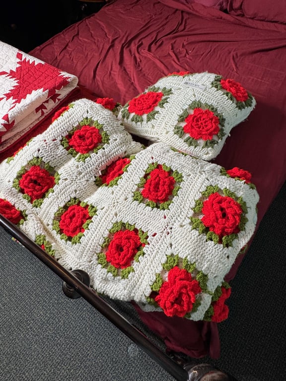 Crocheted pillow & blanket - Image 2