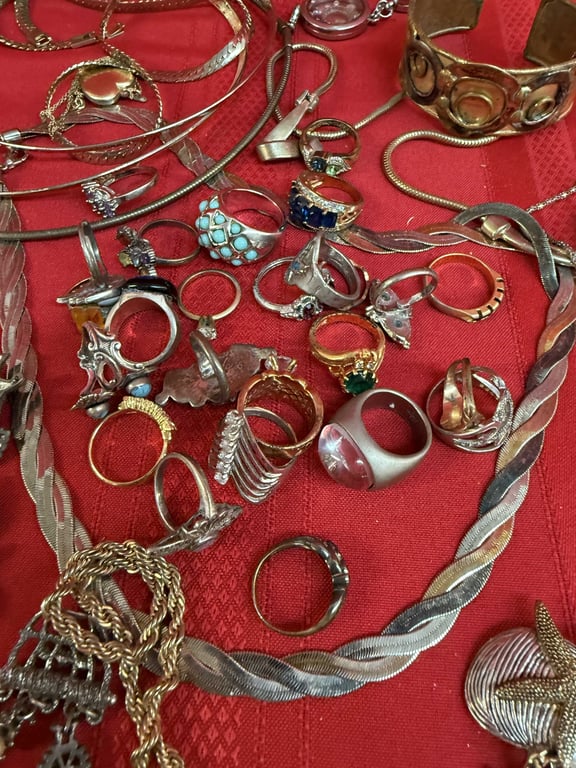 GROUPING OF RINGS & NECKLACES - Image 2