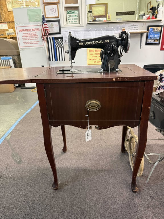 UNIVERSAL SEWING MACHINE