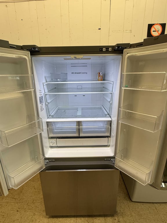 SAMSUNG FRENCH DOOR REFRIGERATOR W/FREEZER ON BOTTOM - Image 3