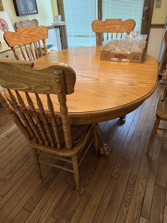 TRADITIONAL SOLID OAK KITCHEN TABLE W/CHAIRS - Image 2