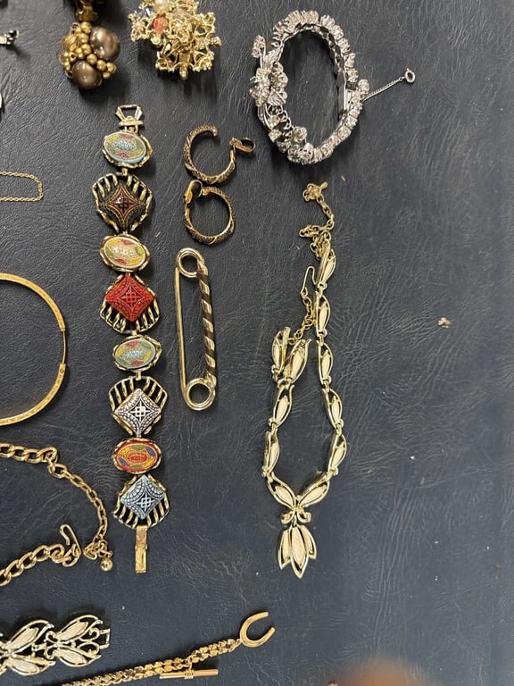 Costume Jewelry Assortment - Image 5