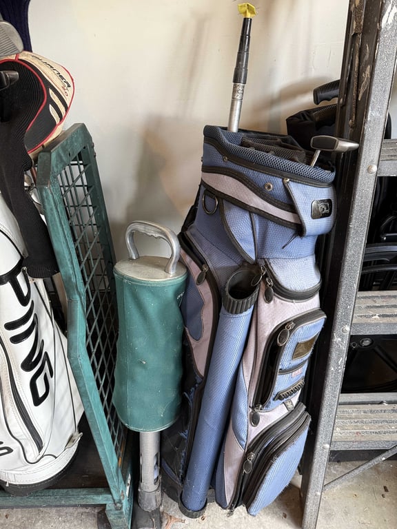 GROUPING OF GOLF CLUBS/BAGS/ UTILITY STAND - Image 2