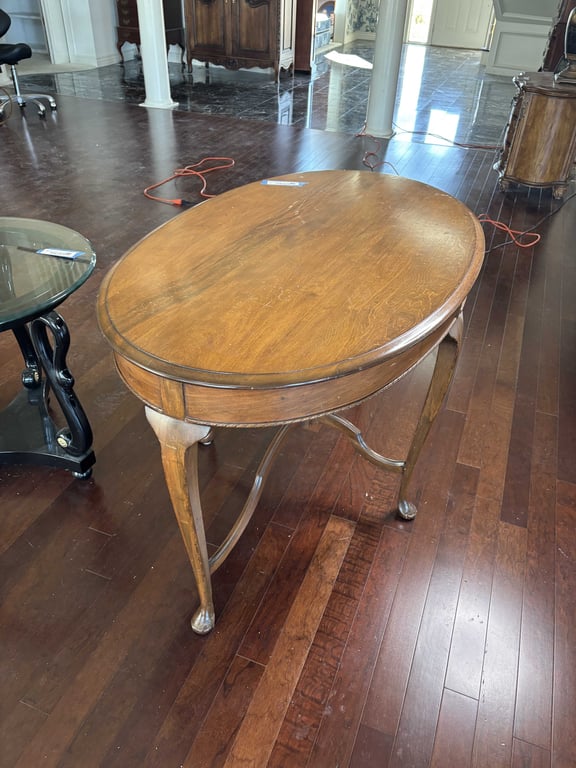 Queen Anne Style Wooden Oval Entry Table - Image 3