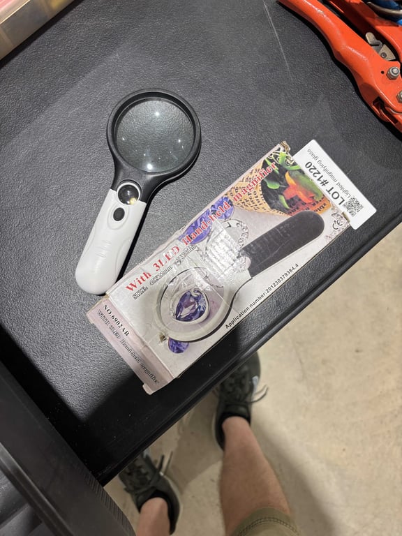 Lighted magnifying glass
