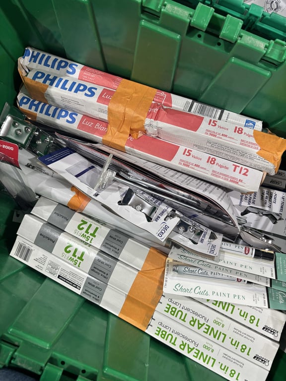 Tote of tube lights - Image 2