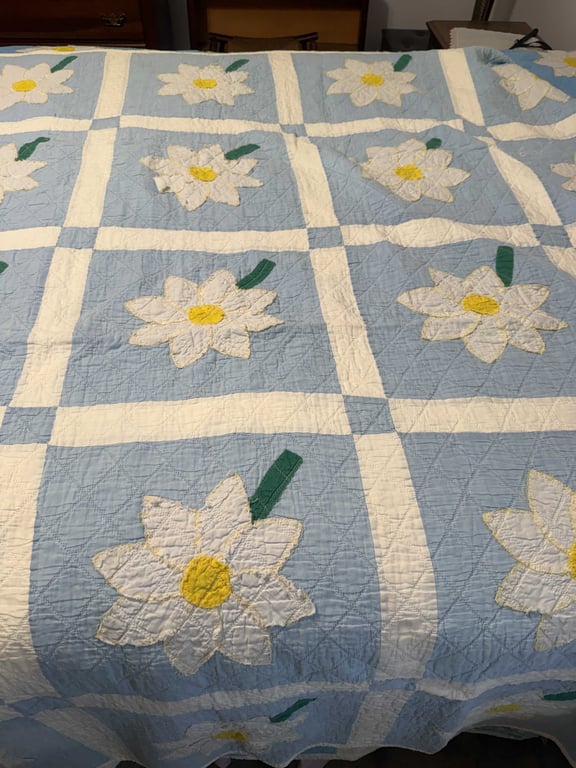 2 OLD DAISY QUILTS (87X67 & 76X61) - Image 2