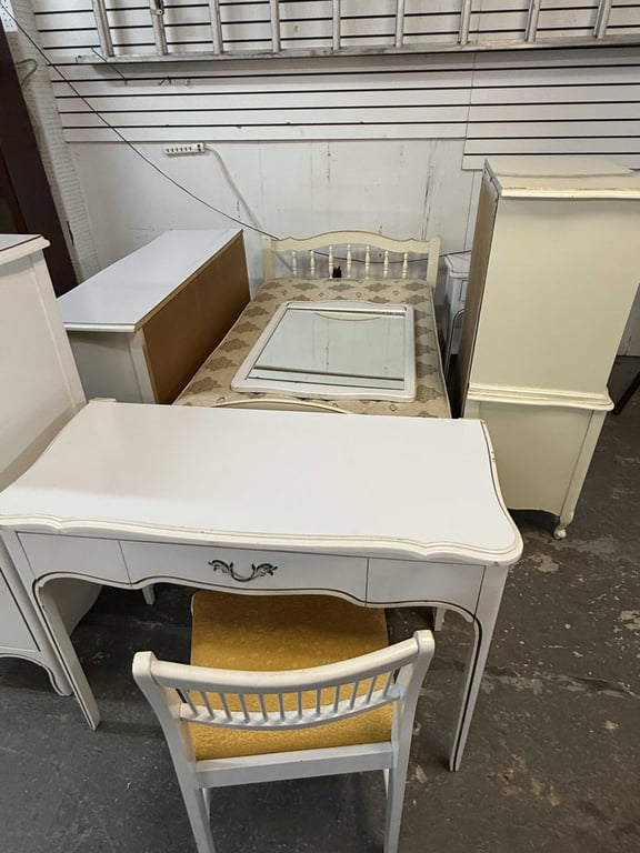 6 PC WHITE PROVENCIAL BEDROOM SUITE W/TWIN BED