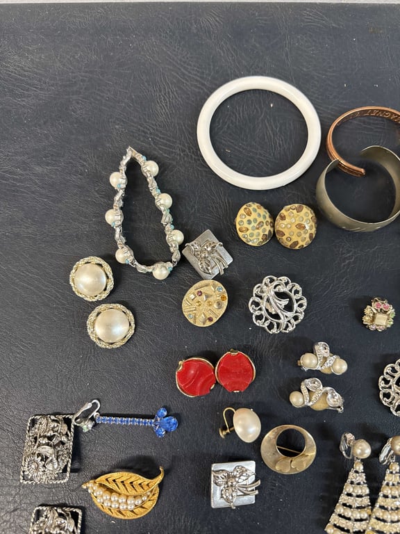 Costume Jewelry - Image 5