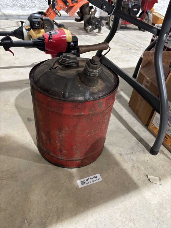 Metal gas can