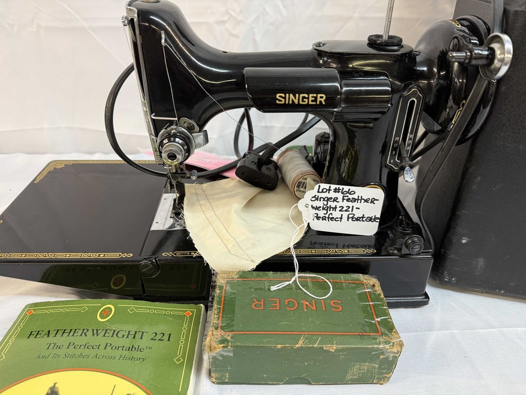 SINGER FEATHERWEIGHT 221 PERFECT PORTABLE SEWING MACHINE - Image 2