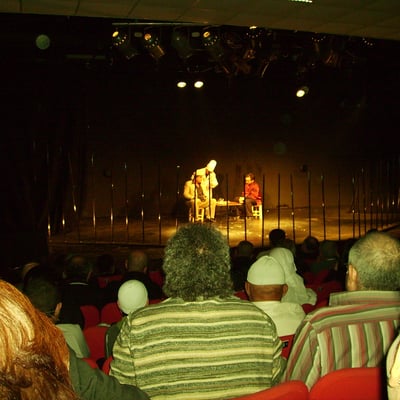 المئات يحتفلون