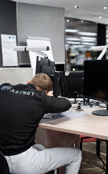 Teamwork und Kollaboration – Consultants und Techniker planen IT-Infrastruktur-Strategien am Whiteboard