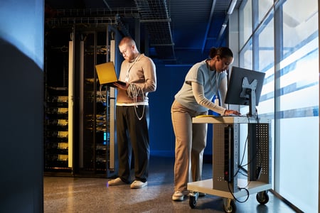 Server-Relocation und Installation – Techniker verlagern und installieren Server für optimierte Netzwerk-Infrastruktur