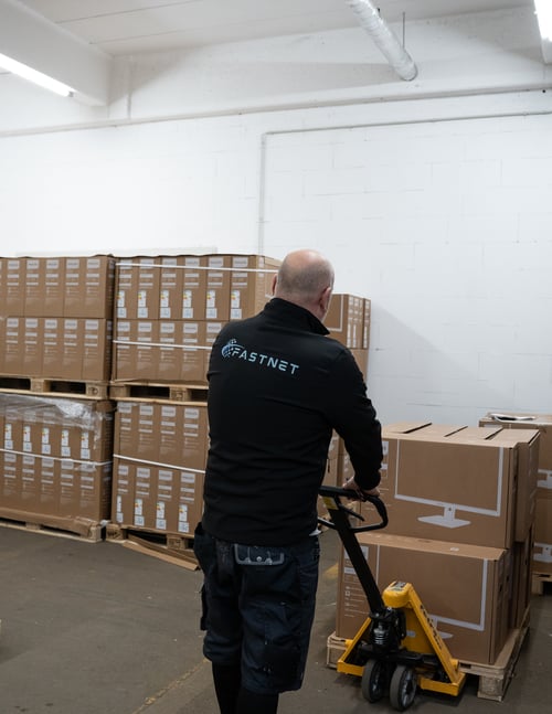 Techniker führen Rack-Umzug, Verkabelung und Inbetriebnahme von Servern im Unternehmensrechenzentrum durch