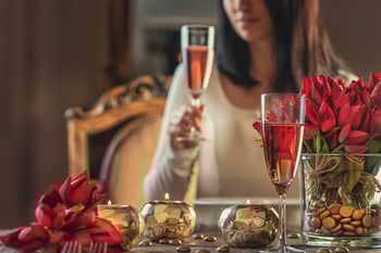 Historik čte regionální menu v historické jídelně v Bad Düben – restaurace Bad Düben