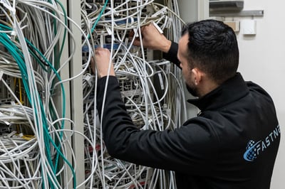 Rollout chaos – tangled network cabling in a server room without structured rollout management