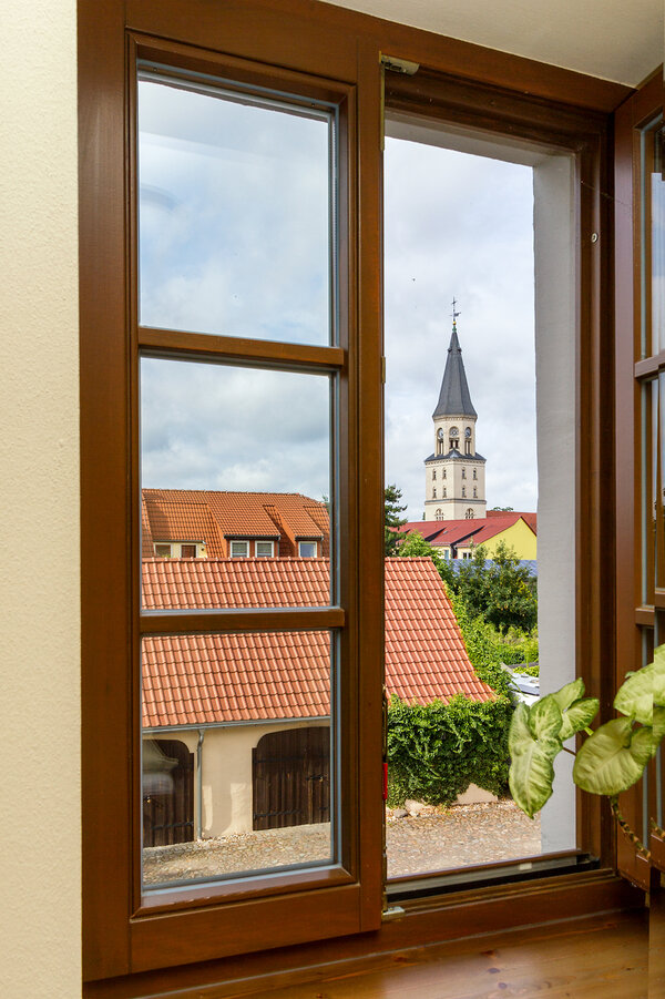 Historyczne herby zamkowe nad wejściem do Burgschänke (Tawerna) Złoty Lew w Bad Düben — zamek Bad Düben