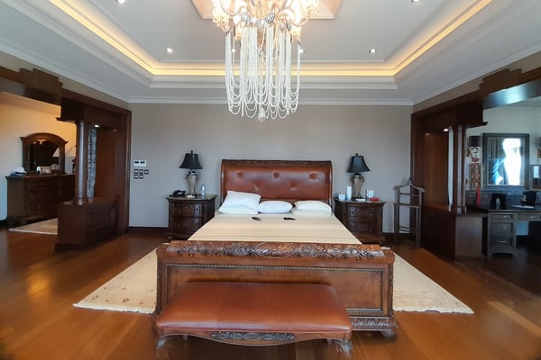 Luxury Bathroom with Freestanding Bathtub and Double Vanity – A spacious bathroom showcasing a sleek freestanding bathtub, floor-to-ceiling tiles, a stylish double vanity with mirrors, and a glass-enclosed shower.