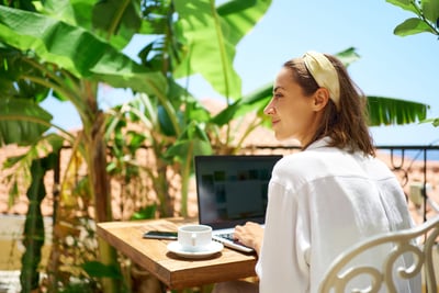 Infographic representing the flexible and modern lifestyle in North Cyprus, featuring picturesque surroundings, co-working spaces, and high-speed internet access for remote workers. The visual highlights seamless integration of work and travel, with an emphasis on cultural exploration, adventure, and digital nomad-friendly amenities.