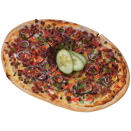 Čerstvý flammkuchen se slaninou a cibulí na kamenném talíři v hostinci Bad Düben – pizza Bad Düben