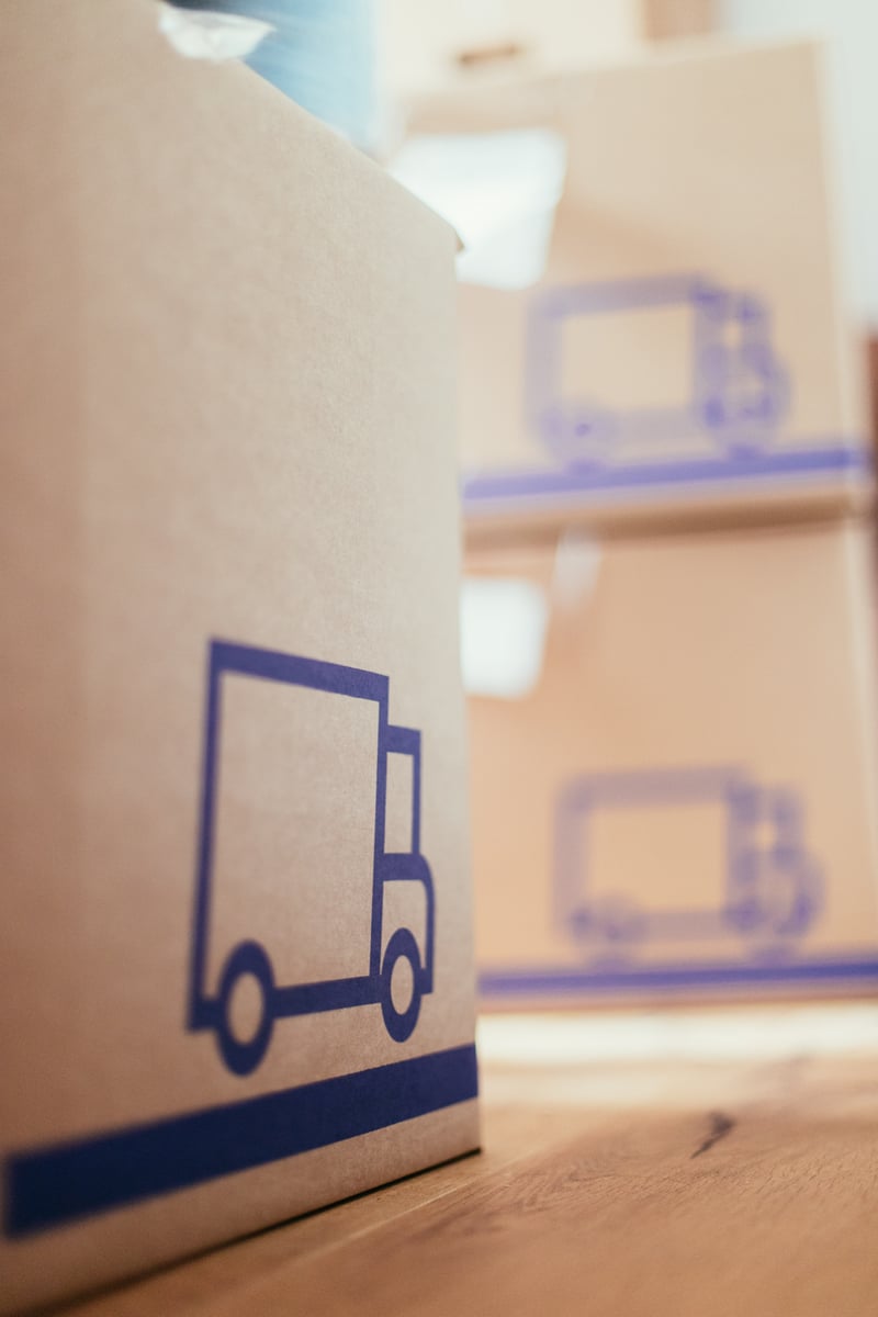 Verpackte Umzugskartons bereit für den Transport