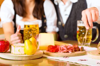 Myslivec v outdoorové bundě si pochutnává na zvěřině v restauraci v Bad Düben – restaurace Bad Düben