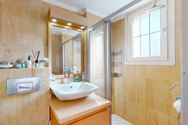 Luxurious jacuzzi bathtub in the master bathroom, surrounded by elegant marble surfaces and equipped with modern features.