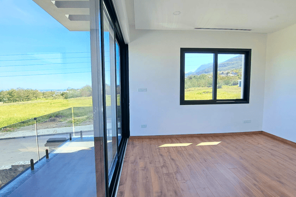Bright room with single window, ideal as an office or secondary bedroom.