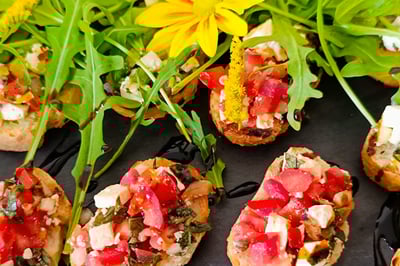 Freundliches Catering-Personal mit Liebe zum Detail