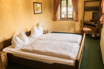 Gemütliches Einzelzimmer mit Holzdekor und Panoramablick in der Dübener Heide – hotel dübener heide