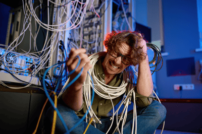 Rollout chaos – tangled network cabling in a server room without structured rollout management