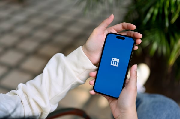 Illustration of a digital nomad in North Cyprus using LinkedIn to connect with local professionals and expatriates. The visual showcases profile optimization, engagement with industry content, and participation in local LinkedIn groups, highlighting the enhancement of professional networks and exploration of job opportunities and collaborations.